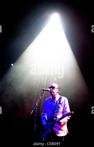 Mick Jones (The Clash) performing live con Big Audio Dynamite a Benicassim Music Festival FIB, luglio 2011 Foto Stock