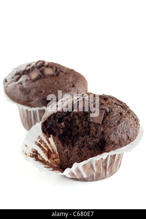 Due doppie muffin al cioccolato su sfondo bianco Foto Stock