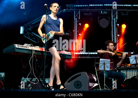 Benicassim, FIB Luglio 2011 - Festival Internazionale della Musica - Genis Segarra da Astrud sul palco, sabato 16 Foto Stock