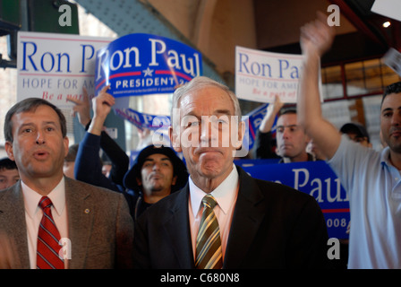 Candidato presidenziale repubblicano Ron Paul saluta i tifosi fuori Grand Central Terminal Foto Stock