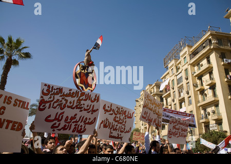 Gli egiziani in piazza Tahrir celebrare il giorno della vittoria su Feb.18, 2011, una settimana dopo la caduta del presidente Hosni Mubarak Foto Stock