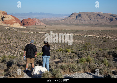 Las Vegas, Nevada - un giovane guarda oltre il Red Rock Canyon verso la città di Las Vegas nella valle sottostante. Foto Stock