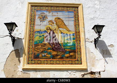 Le piastrelle ceramiche decorate con un'immagine di Gesù Cristo pregando con un angelo è visualizzato in Jerez de la Frontera, Andalusia, Spa Foto Stock