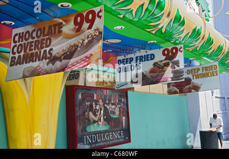 Las Vegas, Nevada - Segni al di fuori di un casinò pubblicità malsana snack. Foto Stock