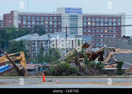 Parte del danno dal 27 aprile 2011 Tuscaloosa, Alabama tornado danno come visto 6 settimane più tardi il 16 giugno. Foto Stock