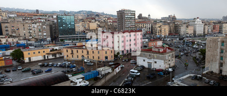 Porto di Napoli e dal porto zona industriale vicino al centro della città di Napoli, Italia. Le navi in dock. La nave di crociera e imbarcazioni da carico. Foto Stock