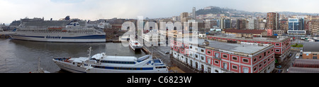 Porto di Napoli Porto e vicino al centro storico della città di Napoli, Italia. Le navi in dock. La nave di crociera e imbarcazioni da carico. Foto Stock