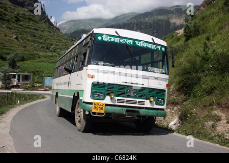 Bus di stato si snoda su una strada di montagna da Manali in Himalaya India del nord Foto Stock