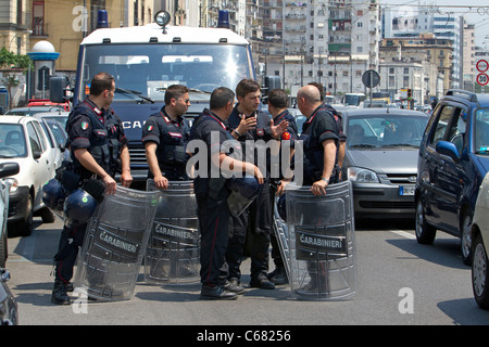 Napoli italiana della polizia in città a una dimostrazione di disoccupazione sulla strada trafficata, piena protezione ingranaggio di tumulto. Foto Stock