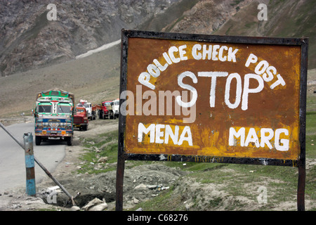 Decorate Tata camion parcheggiato presso la polizia Mena checkpoint in Himalaya sulla strada pericolosa per il Kashmir India del nord Foto Stock