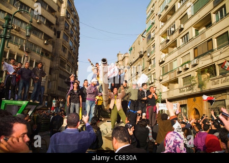 Manifestanti celebrare in cima a un serbatoio su GEN29, 2011, il primo giorno del governo anti-occupazione di quello del Cairo Piazza Tahrir Foto Stock