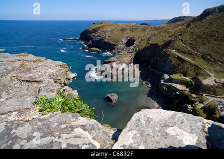 Vista del promontorio Barras naso dalle rovine di Tintagel in Cornovaglia Foto Stock