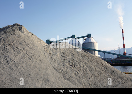 Tumulo di ghiaia di sabbia in una fossa di grandi dimensioni Foto Stock