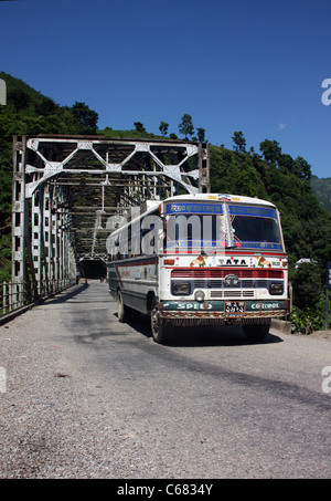 Il nepalese Tata carrello attraversando ponte durante la guida attraverso le montagne del Nepal Foto Stock