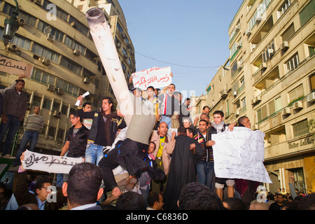 Manifestanti celebrare in cima a un serbatoio su GEN29, 2011, il primo giorno del governo anti-occupazione di quello del Cairo Piazza Tahrir Foto Stock