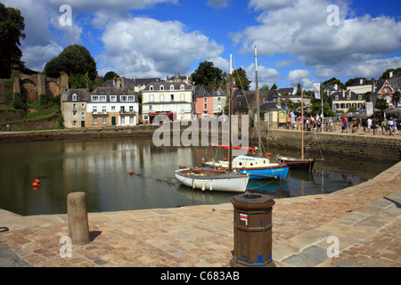 Barche a vela in porto in luogo Saint-Sauveur, Port Saint Goustin, Auray, Morbihan, in Bretagna, Francia Foto Stock