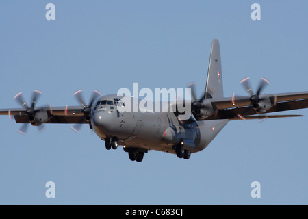 Royal Danish Air Force Lockheed Martin C-130J Hercules a quattro motori a turboelica da trasporto militare piano. Close up vista frontale. Foto Stock