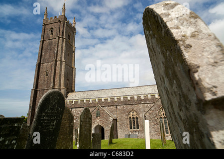 St Nectan la chiesa vicino Hartland in North Devon. La 128ft tower è un punto di riferimento sulla Hartland Peninsula Foto Stock