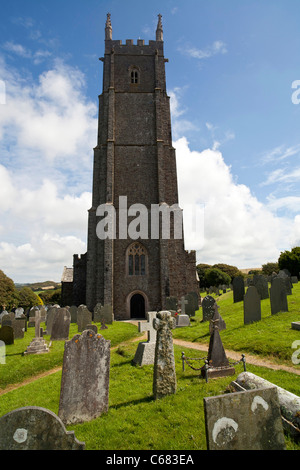 St Nectan la chiesa vicino Hartland in North Devon. La 128ft tower è un punto di riferimento sulla Hartland Peninsula Foto Stock