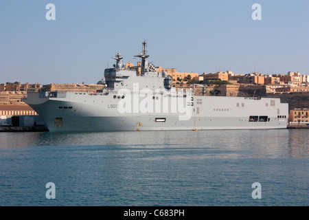 La Marina Francese assault nave Mistral a Malta durante una pausa dalle operazioni off Libia, 18 agosto 2011 Foto Stock