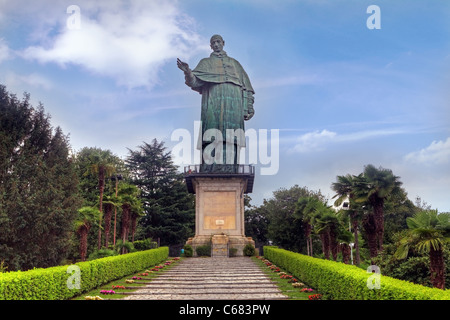 Colossale statua di San Carlo Borromeo a Arona, Italia Foto Stock