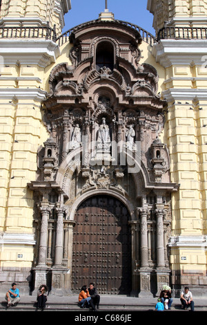 Ingresso principale nella Iglesia e Convento de San Francisco in Lima, Perù, Sud America Foto Stock