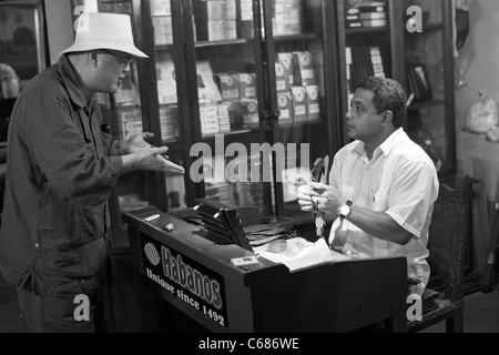 Il sigaro Maker in La Habana Vieja Foto Stock