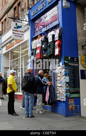 I turisti lo shopping sul Royal Mile di Edimburgo in Scozia UK Foto Stock