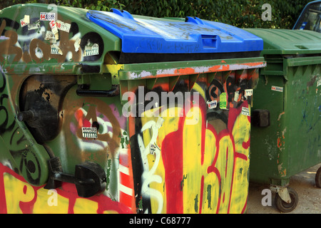 Cassonetti coperto di graffiti per le strade di Atene in Grecia Foto Stock