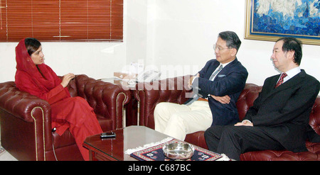 Ministro federale degli affari esteri, Hina Rabbani Khar colloqui con ex Ambasciatore del Giappone, Nobuaki Tanaka durante la riunione Foto Stock