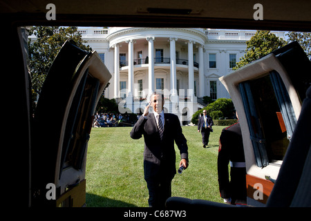 Il presidente Barack Obama schede uno Marino sul prato Sud della Casa Bianca, 1 luglio 2011. Foto Stock