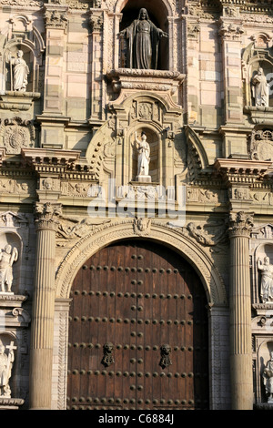 Dettaglio del principale Ingresso in Basilica Catedral nella Plaza de Armas. Foto Stock