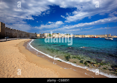 La spiaggia di sabbia e il mare di Pareti, a Sahtouri costa, la città medievale di Rodi (sito del Patrimonio Culturale Mondiale dell'UNESCO), Grecia Foto Stock