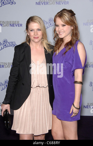 Melissa Joan Hart, Taylor Spreitler presso gli arrivi per JUSTIN BIEBER: Mai dire mai Premiere, Nokia Theater, Los Angeles, CA 8 febbraio 2011. Foto Da: Michael Germana/Everett Collection Foto Stock