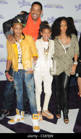 Jaden Smith, Will Smith, Willow Smith, Jada Pinkett Smith presso gli arrivi per JUSTIN BIEBER: Mai dire mai Premiere, Nokia Theater, Los Angeles, CA 8 febbraio 2011. Foto di: Dee Cercone/Everett Collection Foto Stock