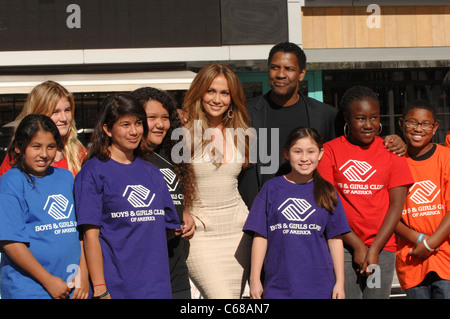 Jennifer Lopez, Denzel Washington, bambini alla conferenza stampa di Jennifer Lopez diventa portavoce nazionale per i ragazzi e le ragazze Club of America, Nokia Theater L.A. LIVE, Los Angeles, CA il 30 novembre 2010. Foto di: Elizabeth Goodenough/Everett Collection Foto Stock