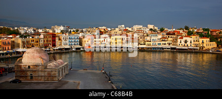 Vista panoramica del vecchio porto veneziano della cittadina di Chania (al mattino presto prendere), Creta, Grecia. Foto Stock