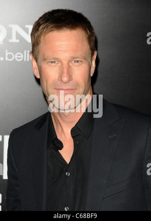 Aaron Eckhart presso gli arrivi per la battaglia: LOS ANGELES Premiere, Regency Village Theatre di Los Angeles, CA 8 marzo 2011. Foto di: Dee Cercone/Everett Collection Foto Stock