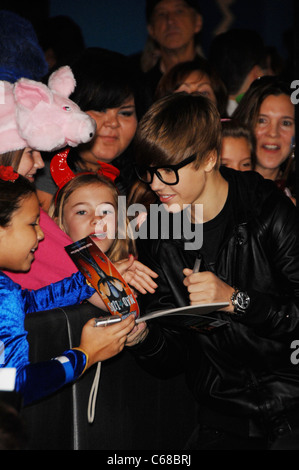 Justin Bieber presso gli arrivi per MEGAMIND Premiere, Grauman's Chinese Theatre di Los Angeles, CA 30 ottobre 2010. Foto Da: Michael Foto Stock