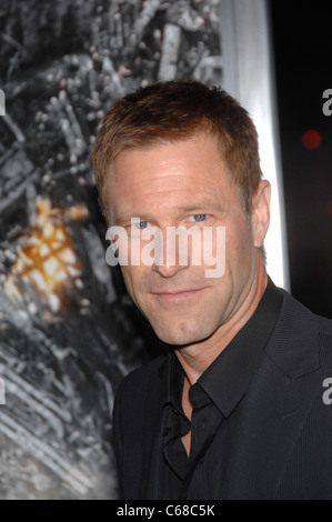 Aaron Eckhart presso gli arrivi per la battaglia: LOS ANGELES Premiere, Regency Village Theatre di Los Angeles, CA 8 marzo 2011. Foto Da: Michael Germana/Everett Collection Foto Stock