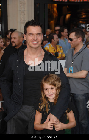 Antonio Sabato Jr, figlia Mina Bree arrivi al Segretariato per la Premiere Mondiale, El Capitan theater, Los Angeles, CA il 30 settembre 2010. Foto Da: Michael Germana/Everett Collection Foto Stock