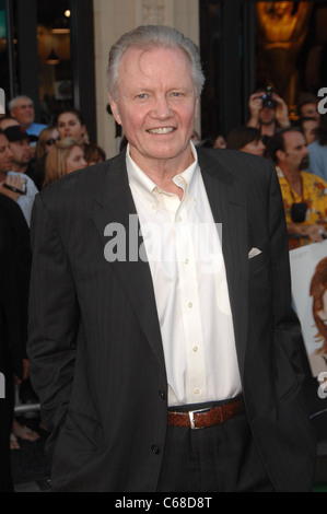 Jon Voight arrivi al Segretariato per la Premiere Mondiale, El Capitan theater, Los Angeles, CA il 30 settembre 2010. Foto Da: Michael Germana/Everett Collection Foto Stock