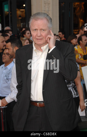 Jon Voight arrivi al Segretariato per la Premiere Mondiale, El Capitan theater, Los Angeles, CA il 30 settembre 2010. Foto Da: Michael Germana/Everett Collection Foto Stock