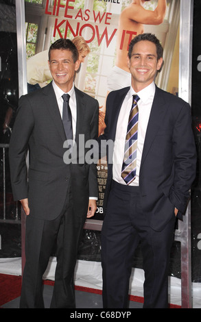 Brian Giovane ragazzo, Greg Berlanti presso gli arrivi per la vita come la conosciamo noi Premiere, il Teatro Ziegfeld, New York, NY Settembre Foto Stock