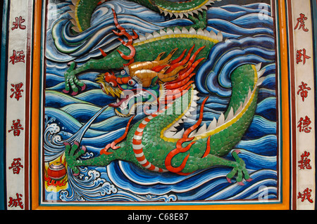 Dragon pittura alla Tua Pek Kong tempio Cinese di Kuching in Sarawak, Borneo Malaysia Foto Stock