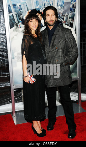 Zoe Buckman, David Schwimmer presso gli arrivi per ARTHUR Premiere, il Teatro Ziegfeld, New York, NY, 5 aprile 2011. Foto di: Desiree Navarro/Everett Collection Foto Stock