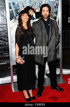 Zoe Buckman, David Schwimmer presso gli arrivi per ARTHUR Premiere, il Teatro Ziegfeld, New York, NY, 5 aprile 2011. Foto di: Desiree Navarro/Everett Collection Foto Stock