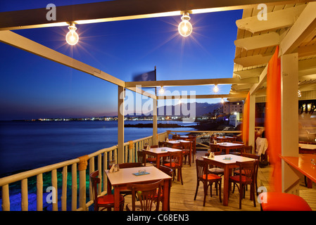 Vista notturna di Ierapetra città da una splendida e romantica caffetteria-ristorante chiamato 'Galera'. A sud di Creta, Grecia Foto Stock