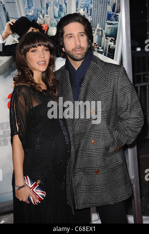 Zoe Buckman, David Schwimmer presso gli arrivi per ARTHUR Premiere, il Teatro Ziegfeld, New York, NY, 5 aprile 2011. Foto di: Kristin Callahan/Everett Collection Foto Stock