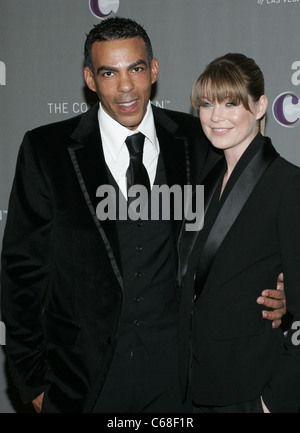 Chris Ivery, Ellen Pompeo di presenze per NYE gran cena di apertura e Jay-Z e concerto Coldplay arrivi, il Cosmopolitan di Las Vegas, Las Vegas NV, Dicembre 31, 2010. Foto di: James Atoa/Everett Collection Foto Stock